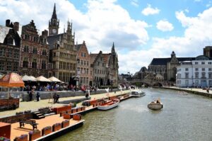 Promenade am Wasser in Belgien