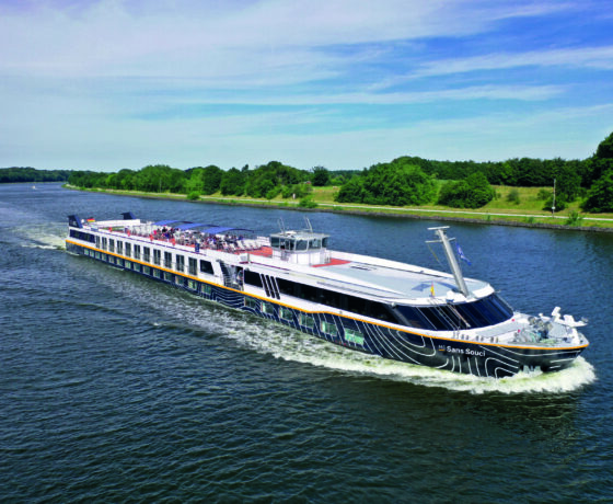 Flusskreuzfahrtschiff auf der Oder