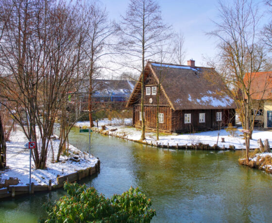 Häuser im Spreewald im Winter