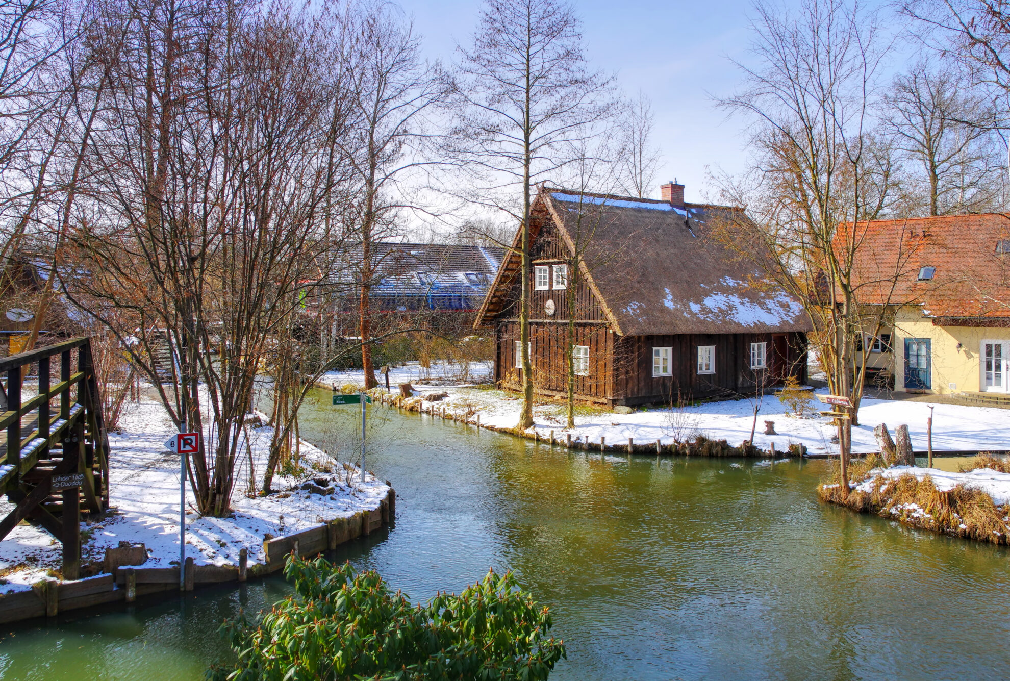 Häuser im Spreewald im Winter