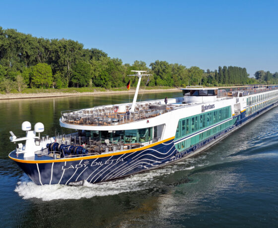 Flusskreuzfahrtschiff auf dem Rhein