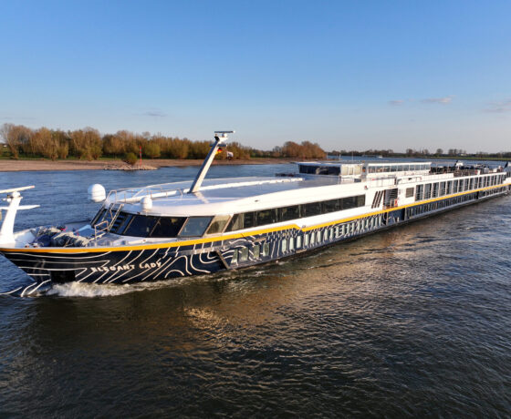 Flusskreuzfahrtschiff im Wasser