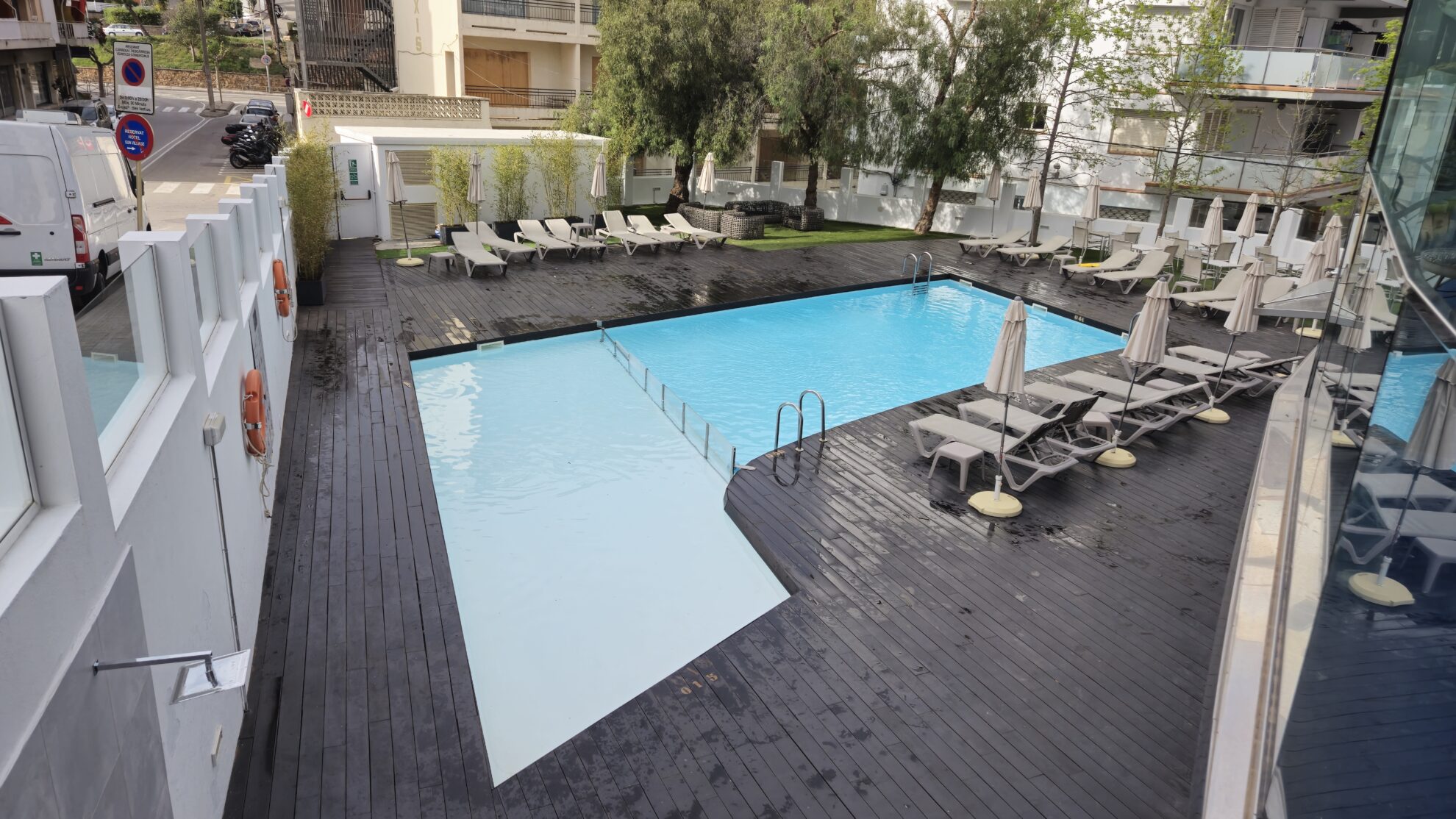 Pool mit Liegen und Schirmen