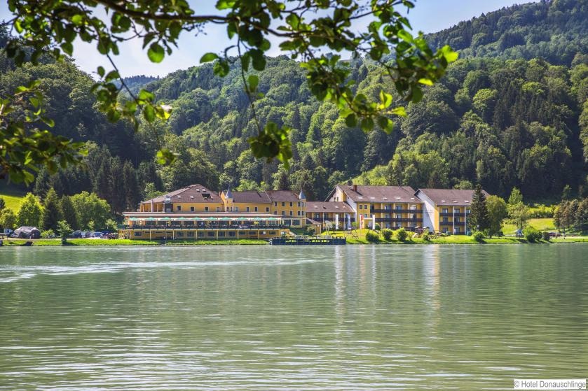 Blick über das Wasser zum Hotel Donauschlinge