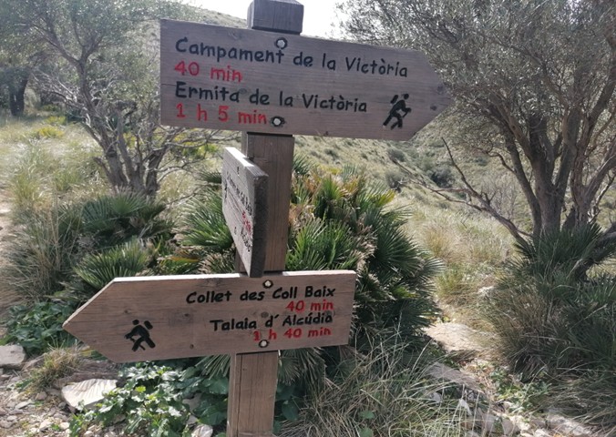 Schild zu den verschiedenen Wanderrouten