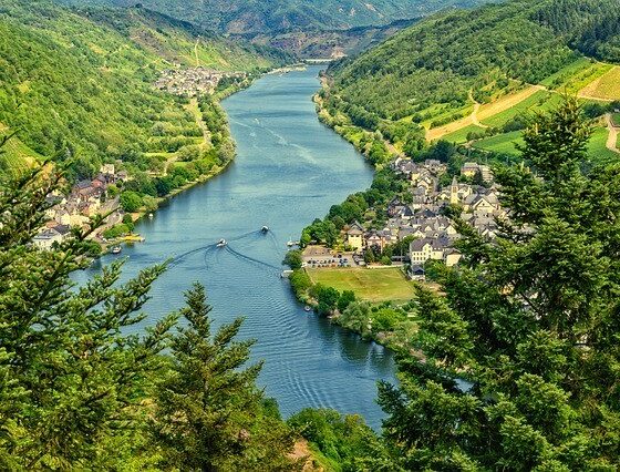 Fluss fließt entlang von 2 Dörfern, Wäldern und Gebirgen