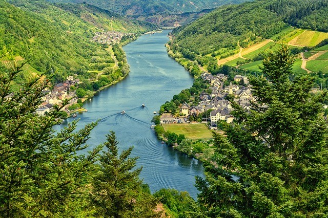 Fluss fließt entlang von 2 Dörfern, Wäldern und Gebirgen