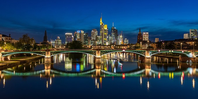 Blick auf die Skyline Frankfurts vom Main aus