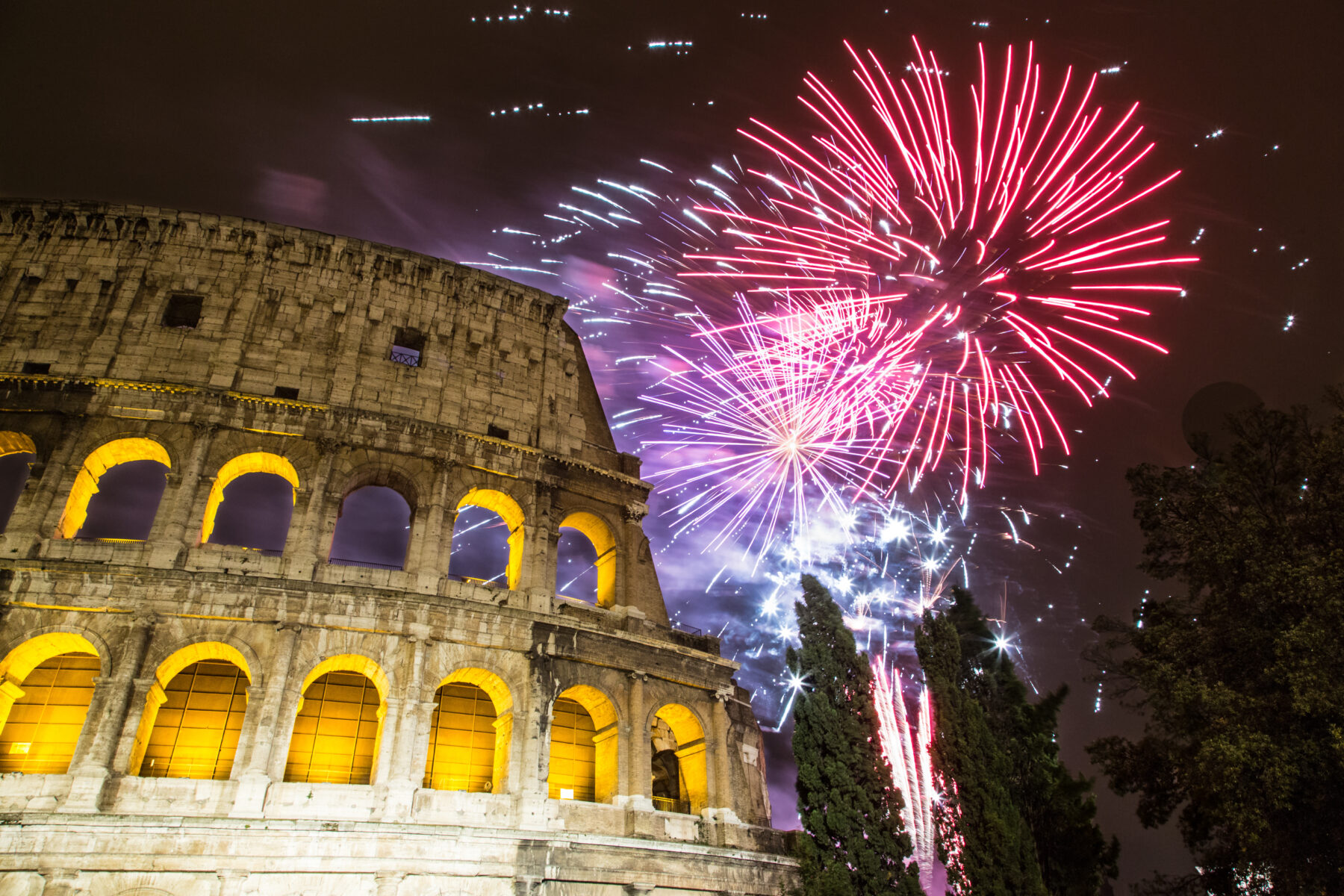 Ein Feuerwerk hinter dem Kolosseum.