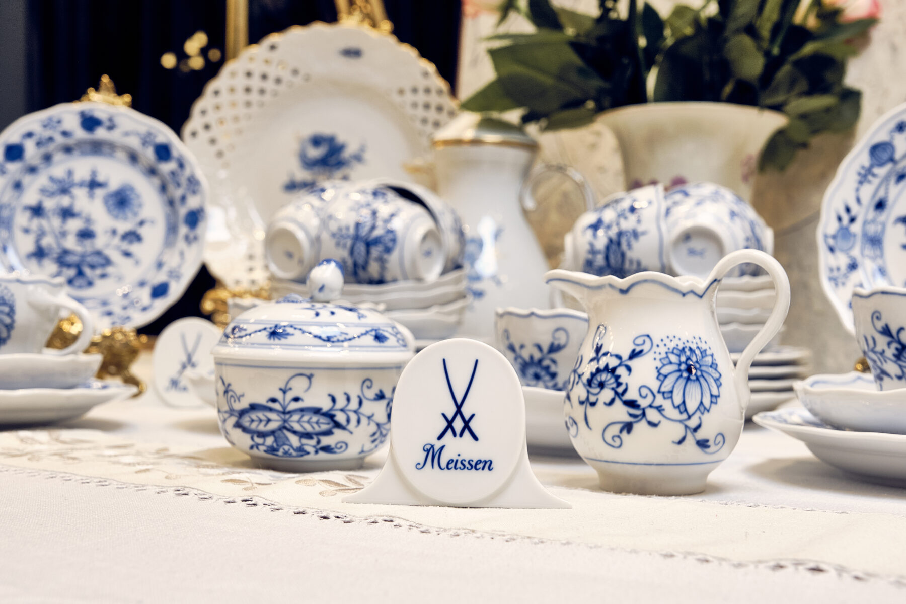 Geschirr mit blauem Muster