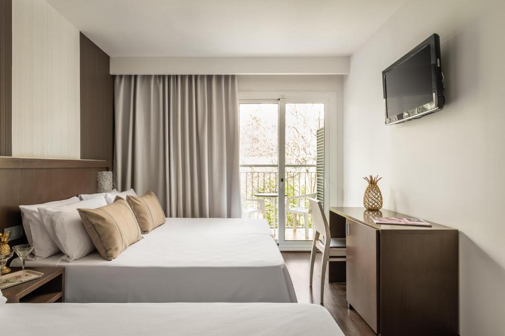 Zimmer mit Doppelbett und Balkon