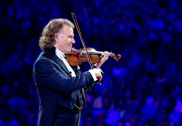 Nahaufnahme Andre Rieu mit Geige