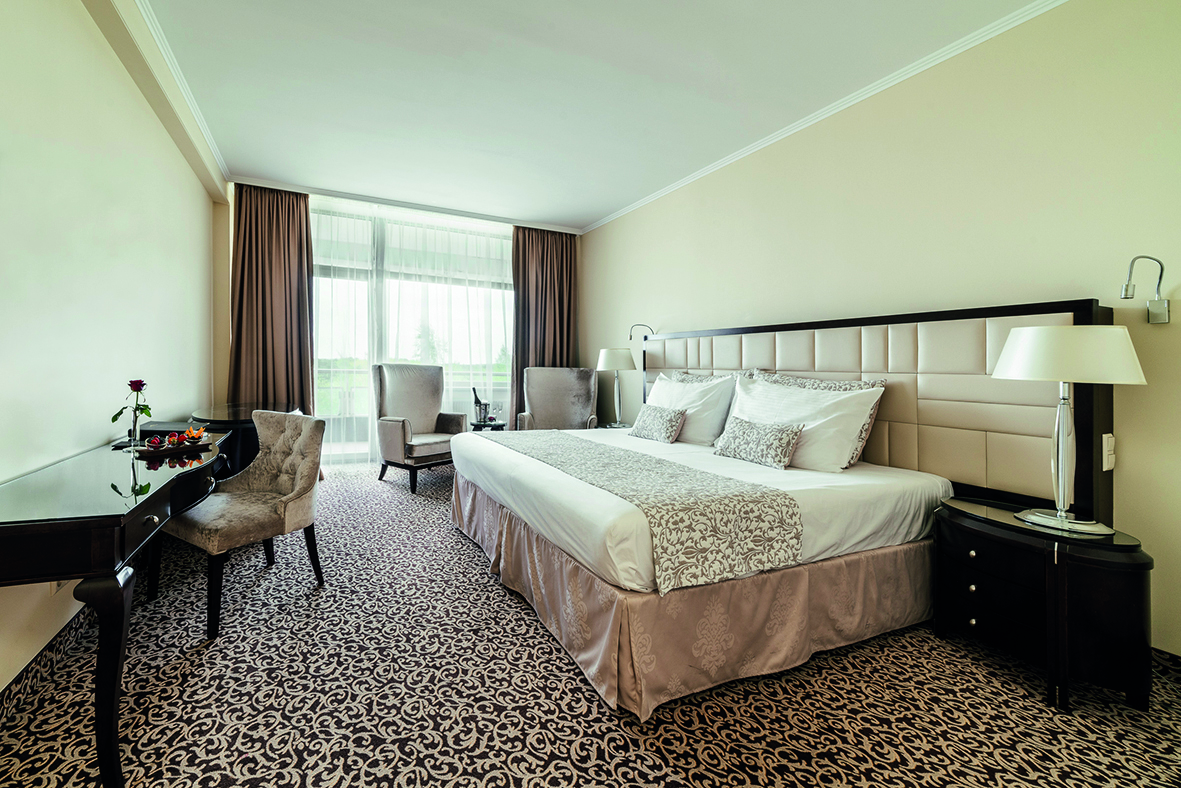 Hotelzimmer mit Doppelbett und Balkon