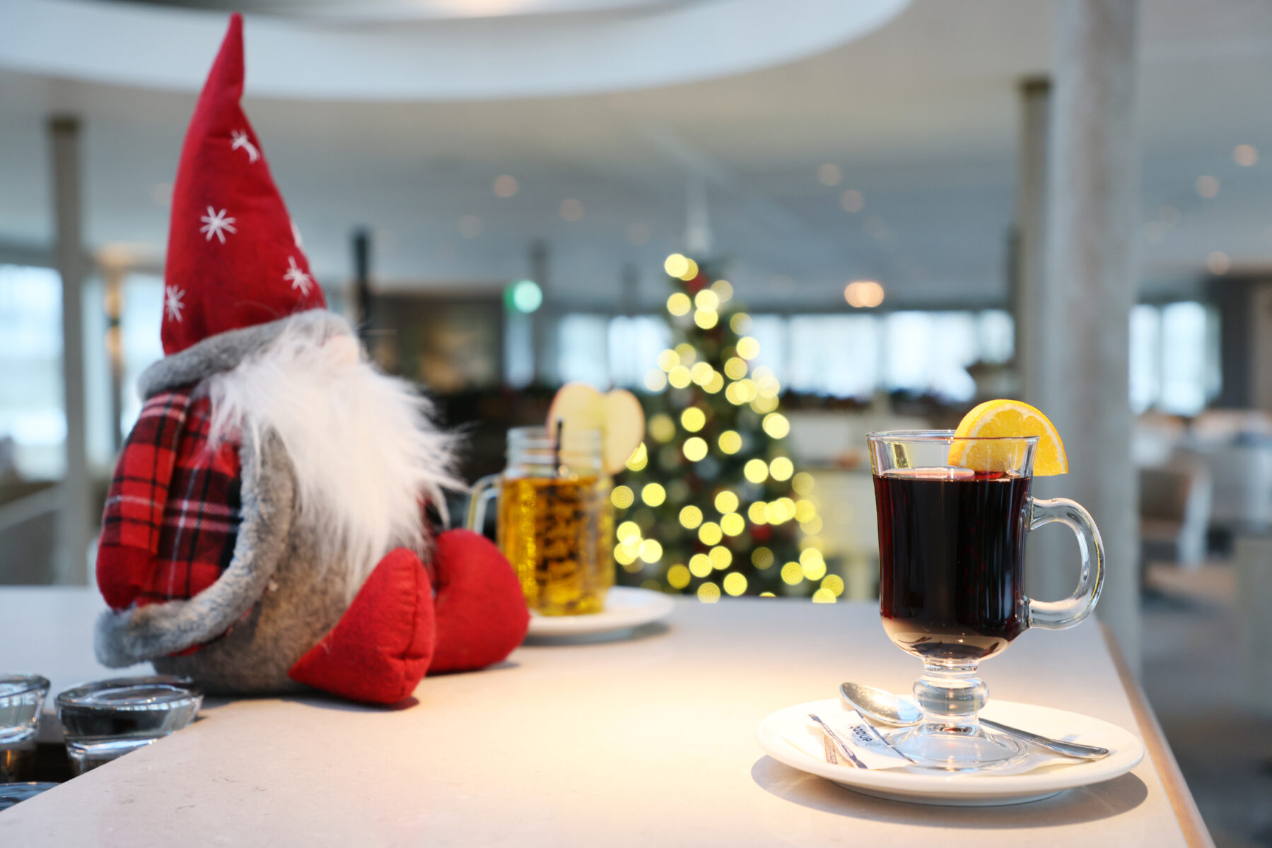 Tee und Weihnachtsmann auf einem Tisch