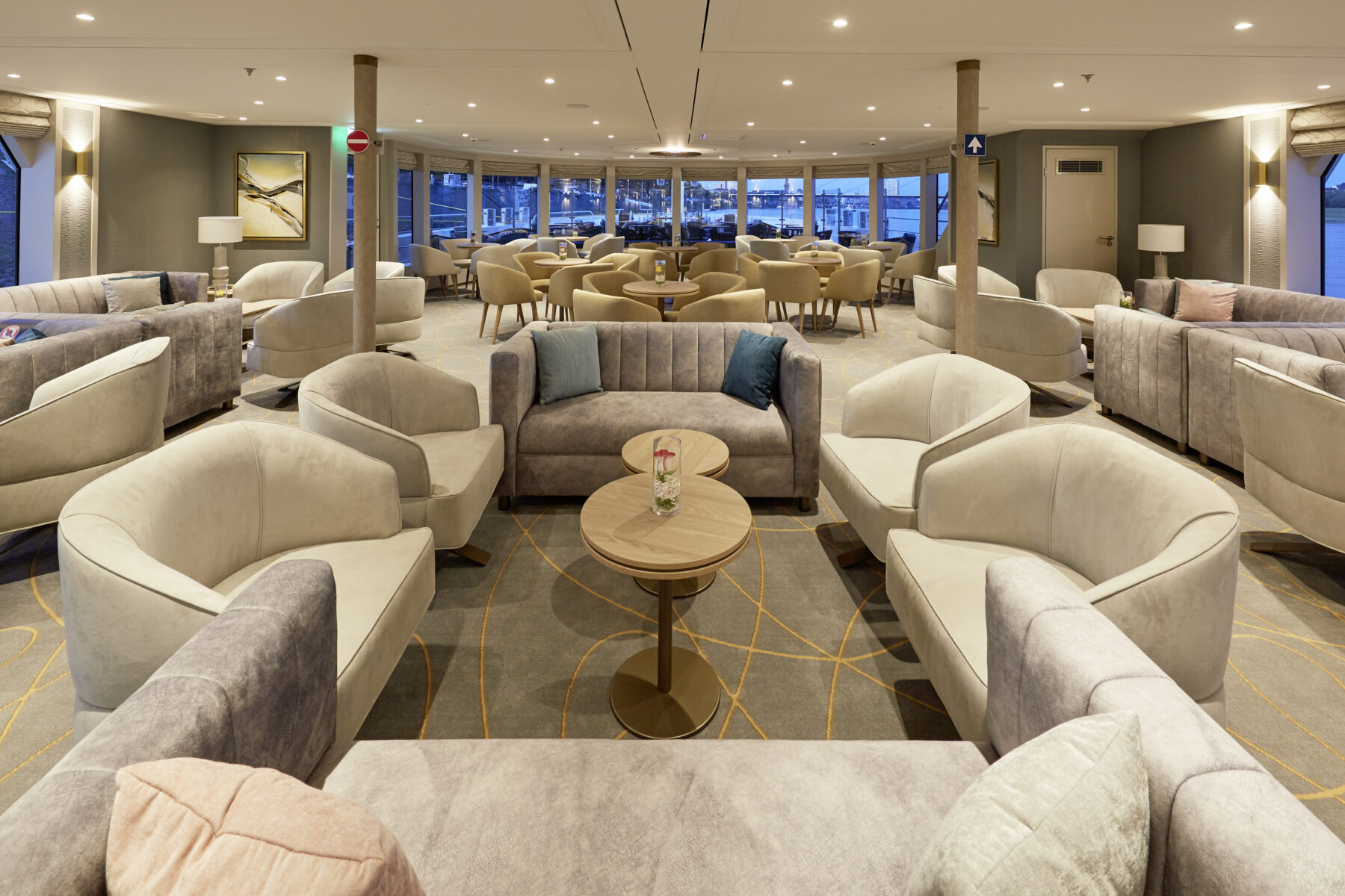 Barlounge im Inneren des Schiffes