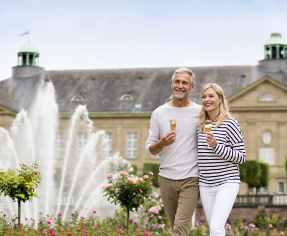 Spaziergang Paar durch Rosengarten Bad Kissingen