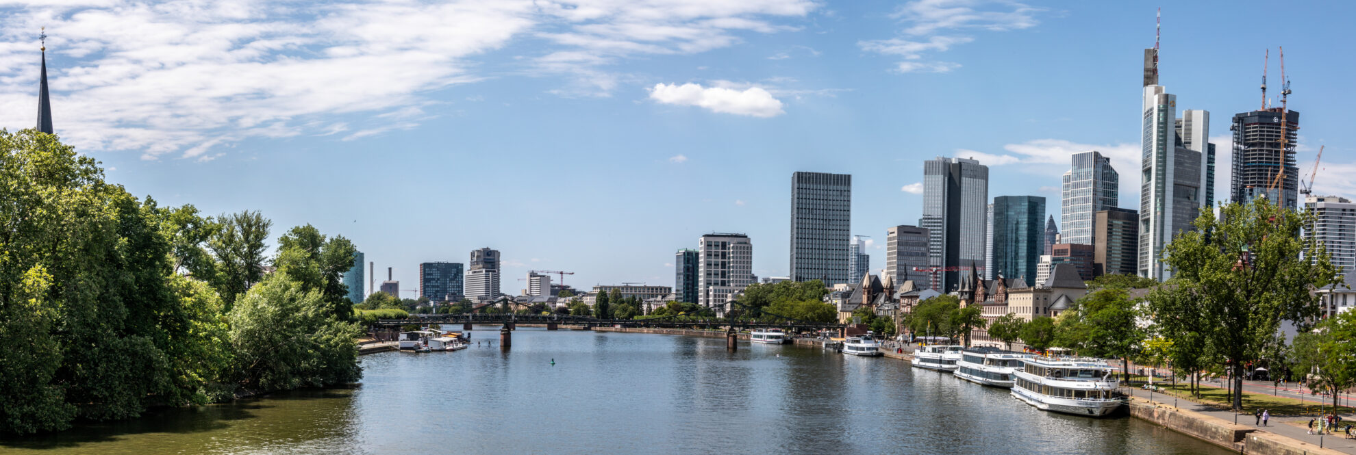 Skyline Franfurts am Tag mit dem Main, Brücken und dem Finanzbezirk
