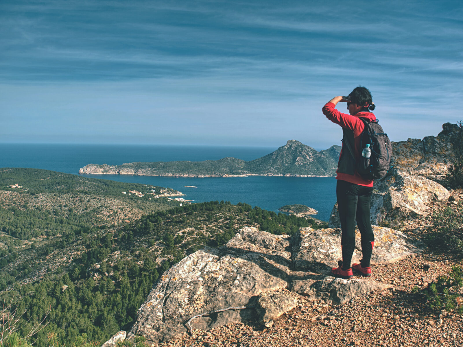 Wanderer blickt auf das Meer