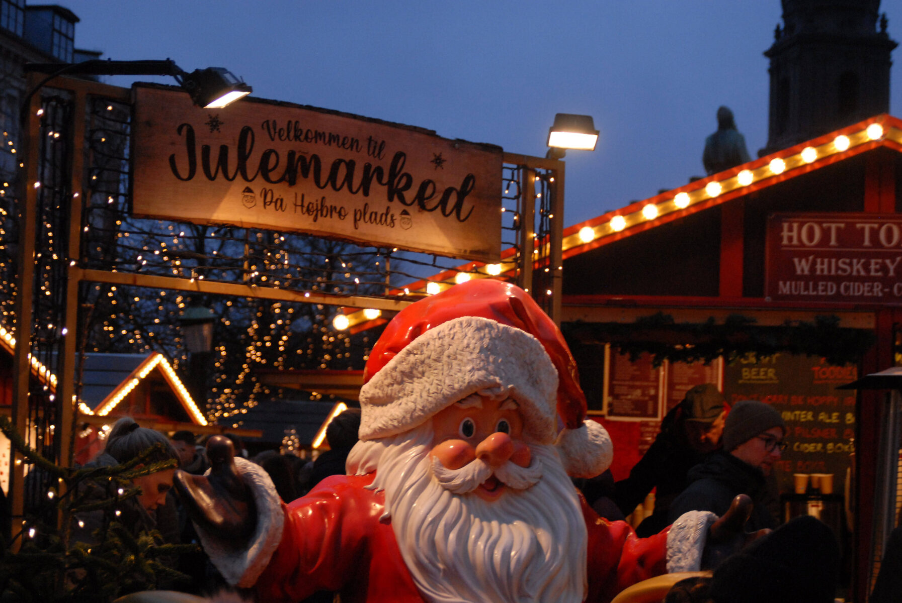 Weihnachtsmarkt mit Weihnachtsmann am Eingang