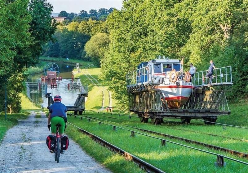 Radfahrer und Boottransport in Richtung See