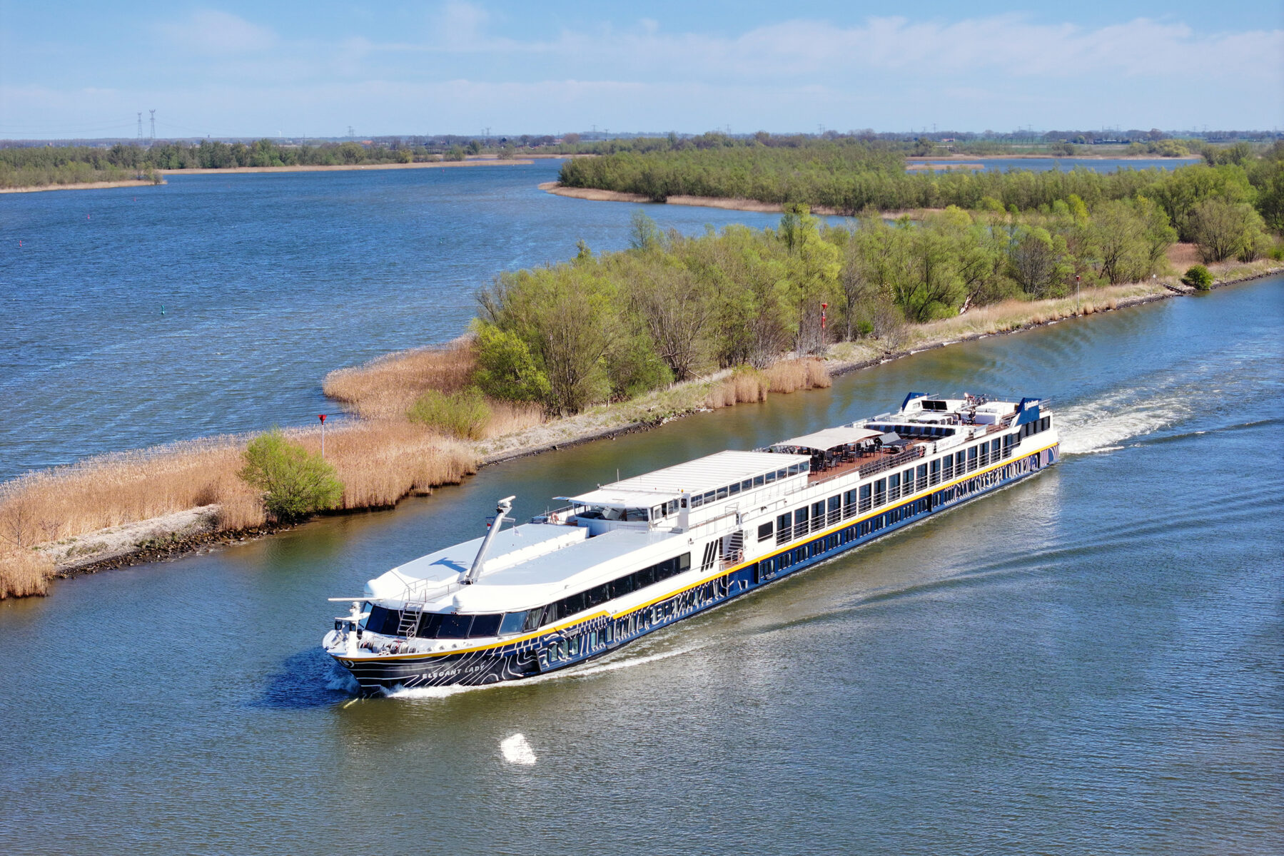 MS Elegant Lady unterwegs auf einem Fluss