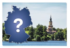 Deutschlandkarte mit einem Fragezeichen und einer Stadt im Hintergrund