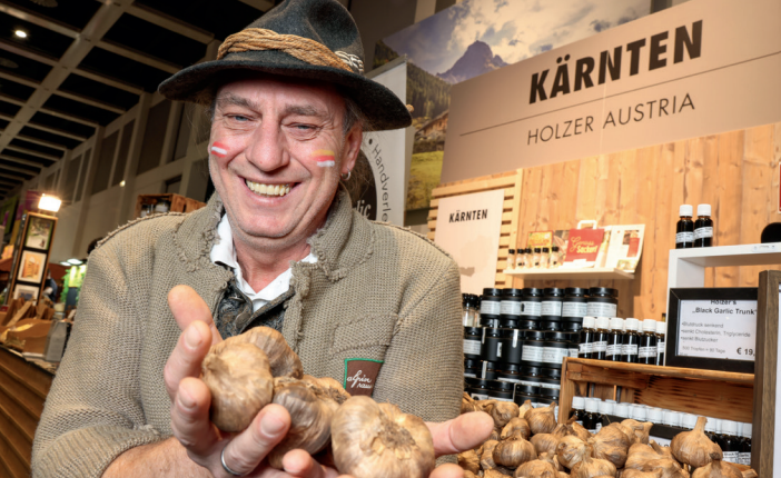 Grüne Woche Mann mit Gemüse in der Hand