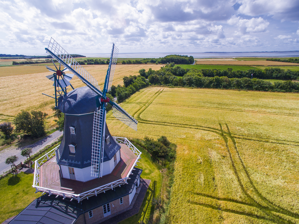 Eine Mühle auf einem Feld