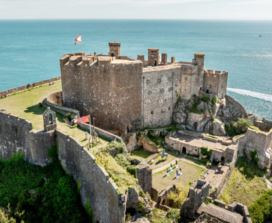 Burg auf einem Felsabschnitt im Meer