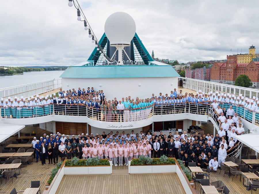 Bild an Deck mit der gesamten Crew der MS Amera