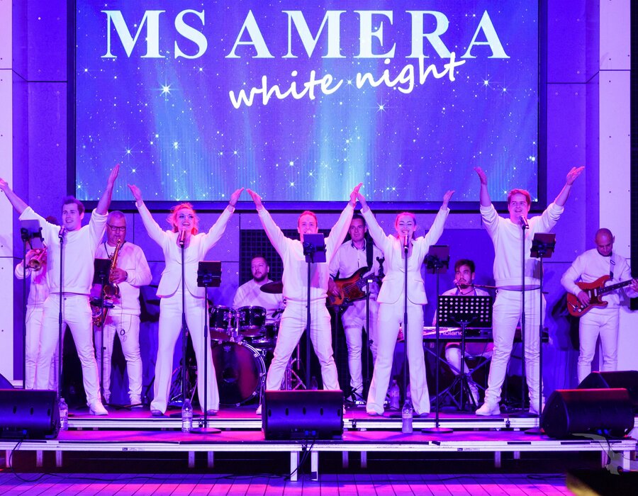 Abendliches Showprogramm an Bord der MS Amera