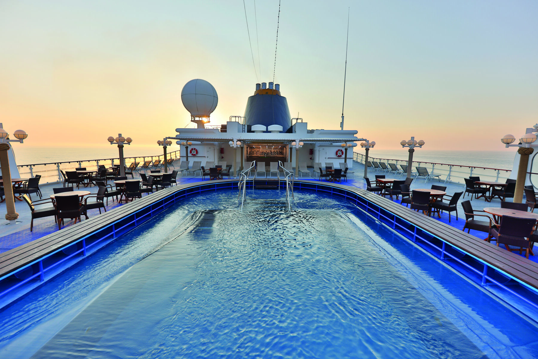 Schiffsdeck mit Pool und Bar