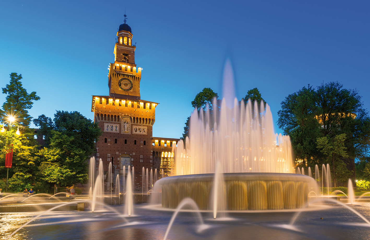 Springbrunnen vor einem Turm