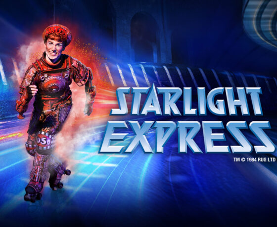 Der Schriftzug "Starlight Express" steht neben einem Menschen, der auf Rollschuhen fährt.