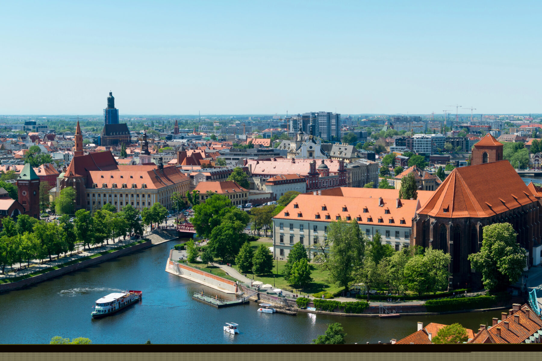 Breslau von oben, Blick vom Turm der Kathedrale von St. John der Täufer auf die Neu- und Altstadt und den Oderfluss. Rote Dächer der europäischen Stadt.