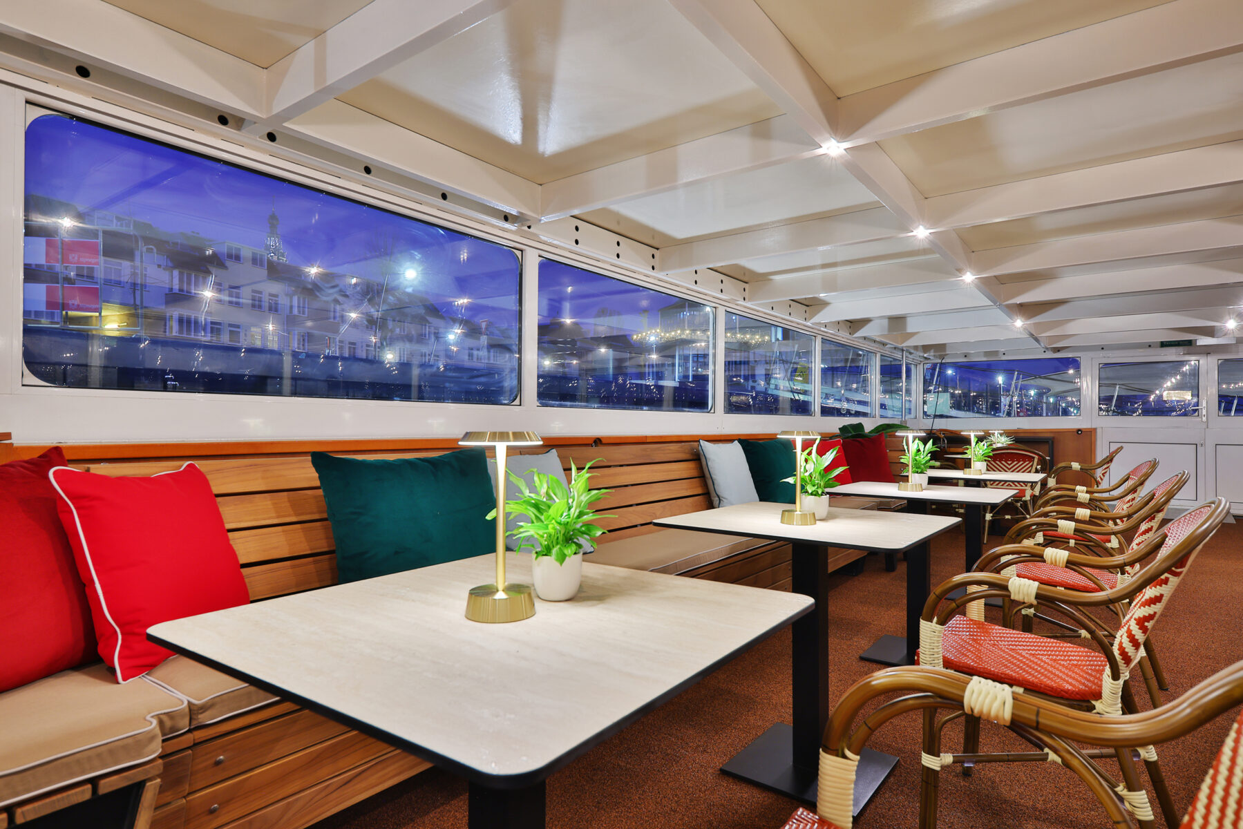 Skylounge auf der MS Elegant Lady
