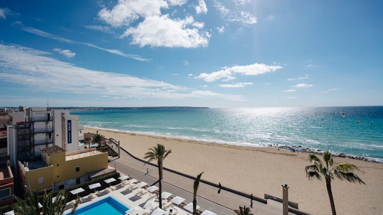 Ausblick vom Balkon aufs Meer