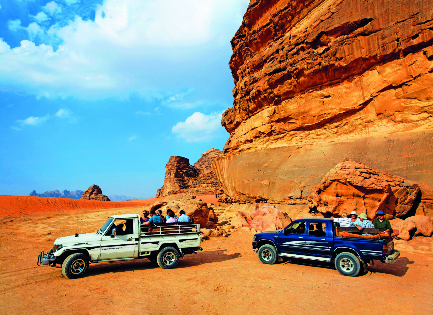 Die Schätze Jordaniens 2026 Zwei Autos vor einer Wüstenlandschaft