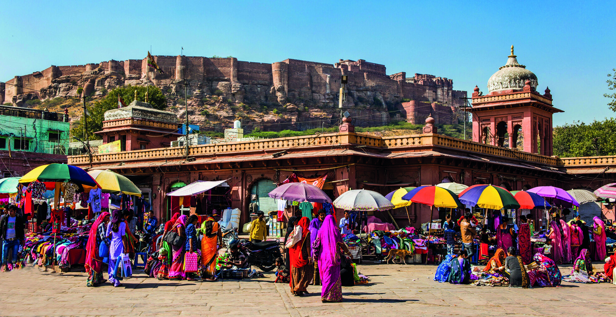 Farbenfroher Sandar-Markt am Uhrturm, im Hintergrund das Fort Meherangarh, Jodpur, Jodpur, Rajasthan, Indien, Asien
