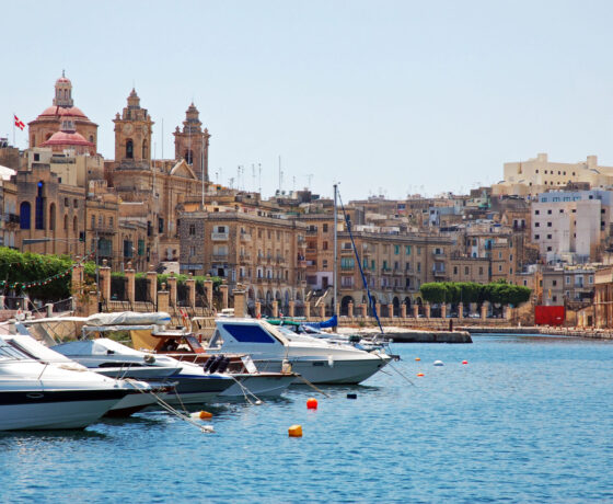 Hafen von Gozo und Gebäude der Stadt