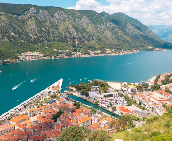 Ausblick von einem Berg auf eine Stadt mit Hafen