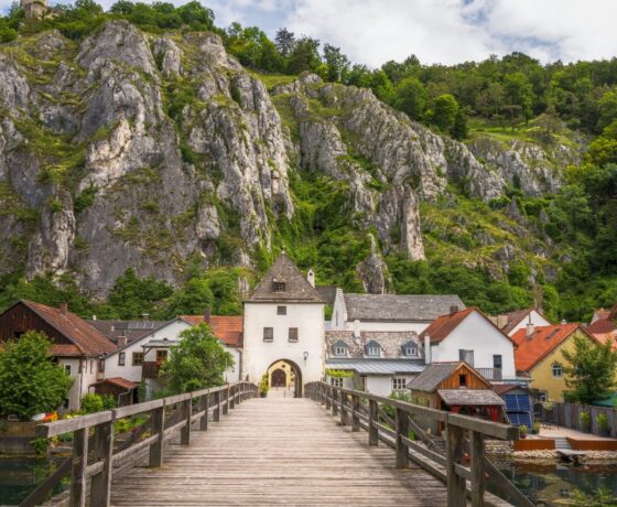Dorf mit Gebirgen