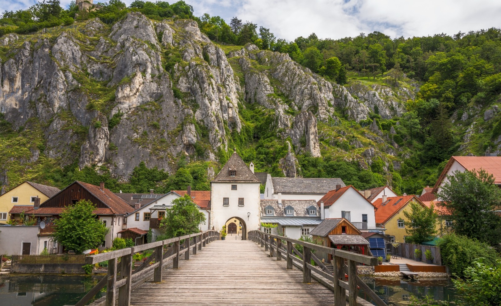 Dorf mit Gebirgen