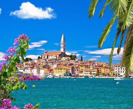 Stadt am Meer mit blauen Himmel