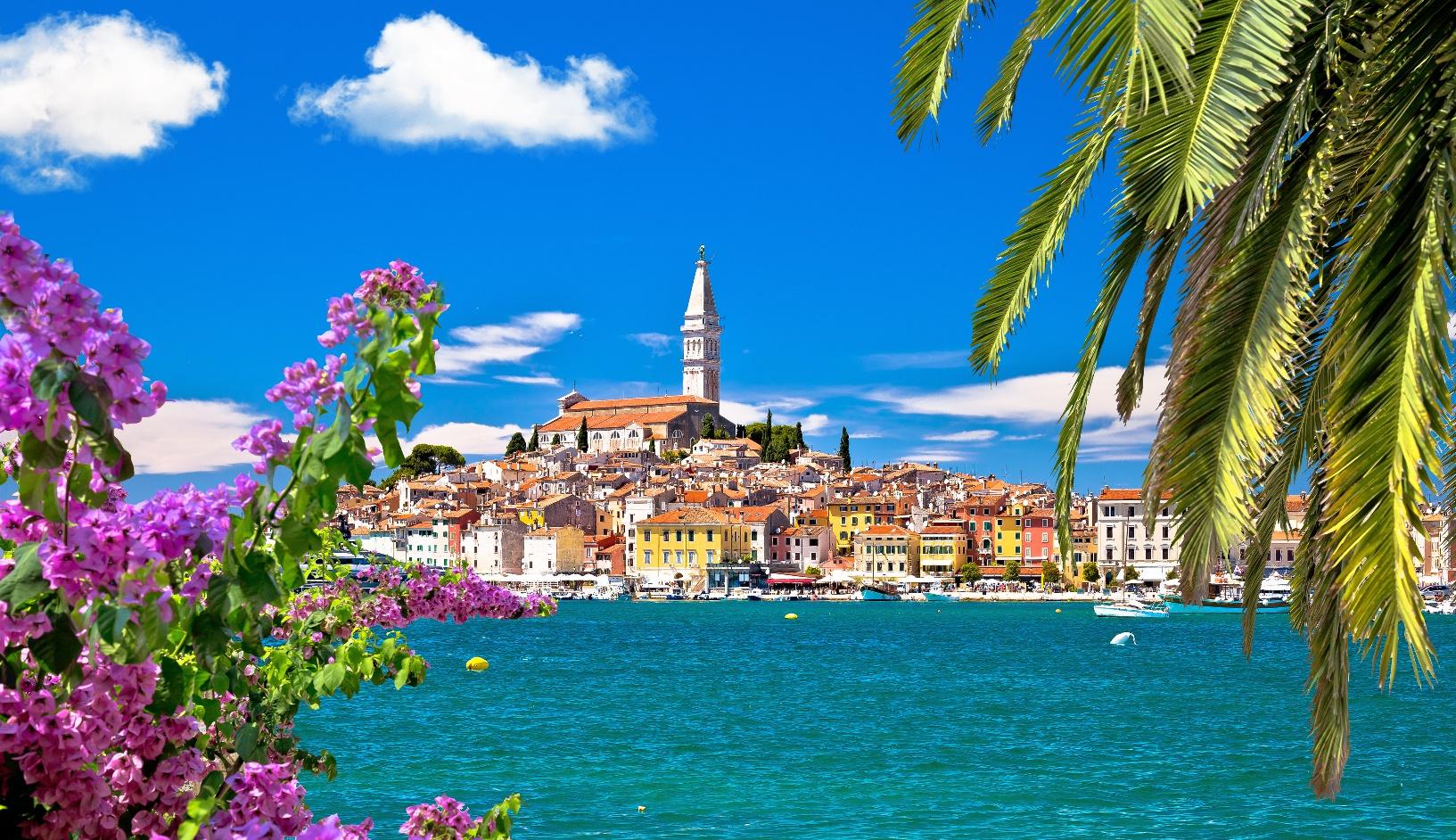 Stadt am Meer mit blauen Himmel